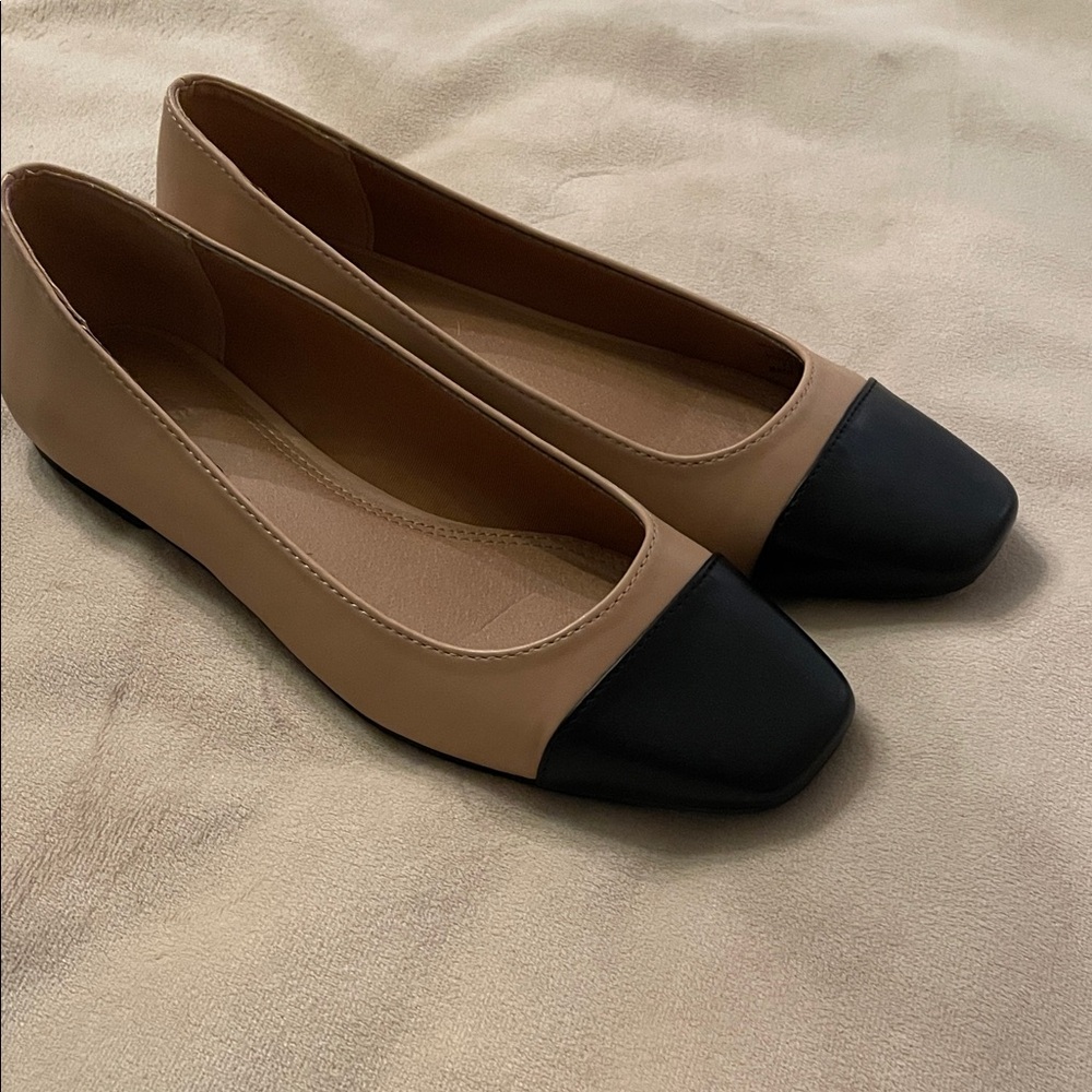 Chic Women's Black and Tan Flats - Picture 4 of 4